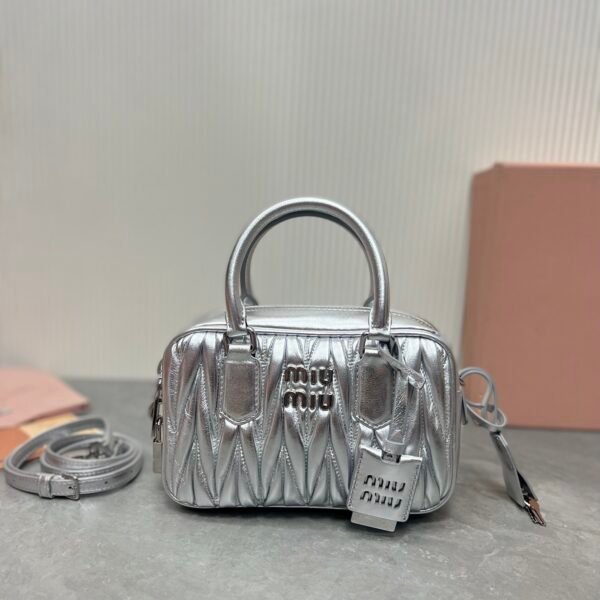 Size: 19X13X6CM