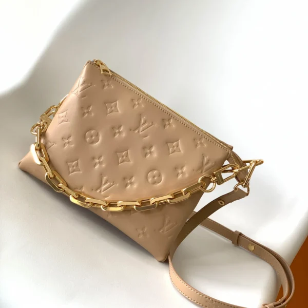 Louis Vuitton Size: 20 x 16 x 12 cm