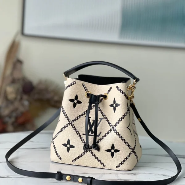 Louis Vuitton Size: 20 x 20 x 13 cm