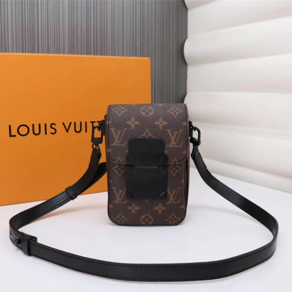 Louis Vuitton Model No. 69405 Size: 15x17x8 cm