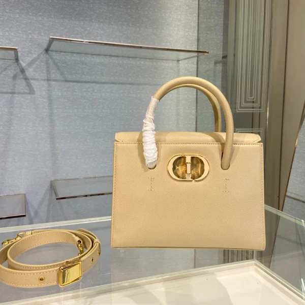 30 Montaigne Product Range Size 25x19x12cm